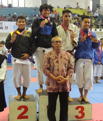 M. Fadli Rozamuri (pertama dari kiri) berhasil meraih medali perak pada nomor Randori kelas 65 kg Kejuaraan Kempo Mahasiswa Se-ASEAN. 
