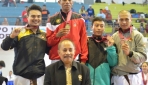 Anindra Guspa (pertama dari kiri) menyabet medali perak dari nomor Randori kelas 75 kg pada Kejuaraan Kempo Mahasiswa se-ASEAN. 