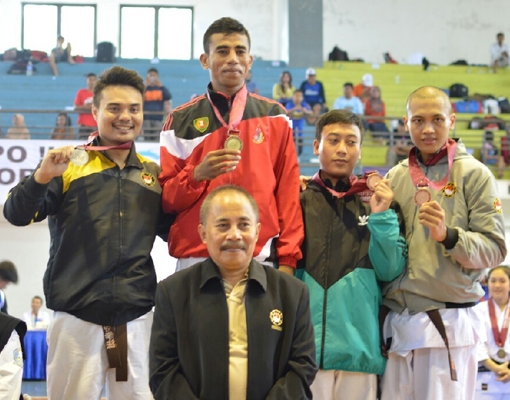 Anindra Guspa (pertama dari kiri) menyabet medali perak dari nomor Randori kelas 75 kg pada Kejuaraan Kempo Mahasiswa se-ASEAN. 
