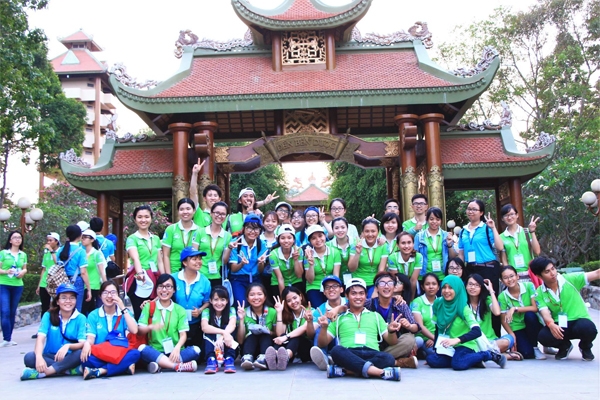 Peserta ISSF tengah berkunjung ke Kuil Bến Dược di Ho Chi Minh City.