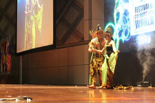 UKJGS UGM menampilkan tarian fragmen kisah Ramayana yakni Rama Kidang Cakil dalam FESCO 2016.