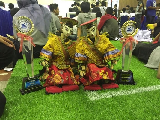 Robot tari UGM menyabet medali emas dari Kontes Robot Seni Tari Indonesia (KRSTI) sekaligus meraih predikat the best artistic.
