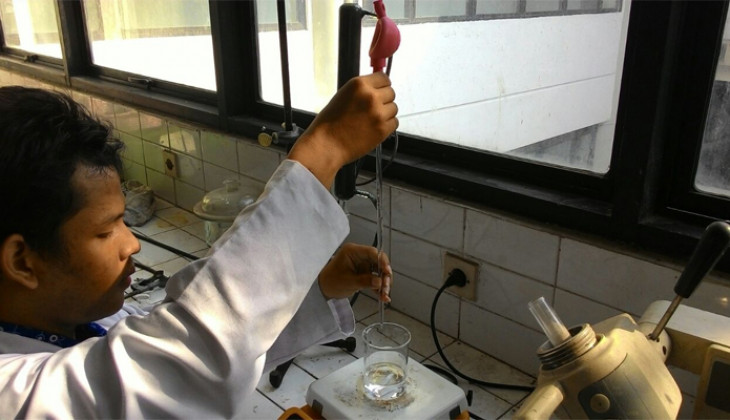 Mahasiswa UGM mengembangkan biopelumas berbahan minyak jelantah. Salah satu mahasiswa tengah melakukan sintesis produk ketal siklik 2.