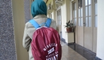 Dukung Gerakan Revoluasi Mental, Mahasiswa UGM Menyampaikan Pesan Moral Lewat Mantel Tas
