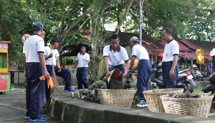 UGM dan TNI AL Kerja Bakti Peduli Lingkungan UGM