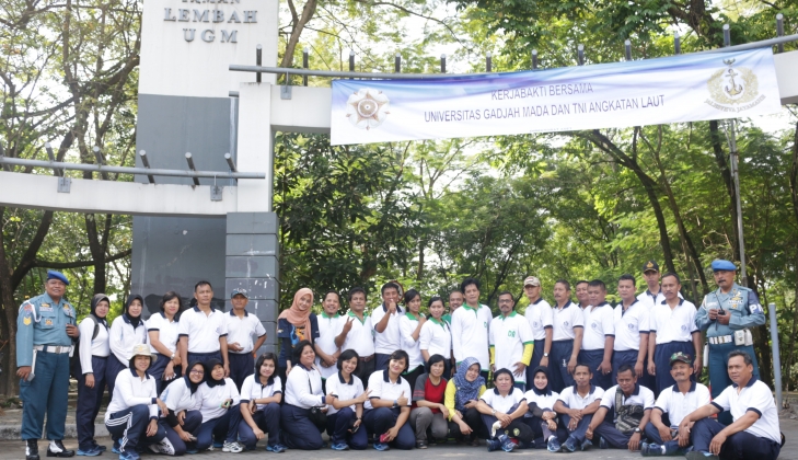 UGM dan TNI AL Kerja Bakti Peduli Lingkungan UGM