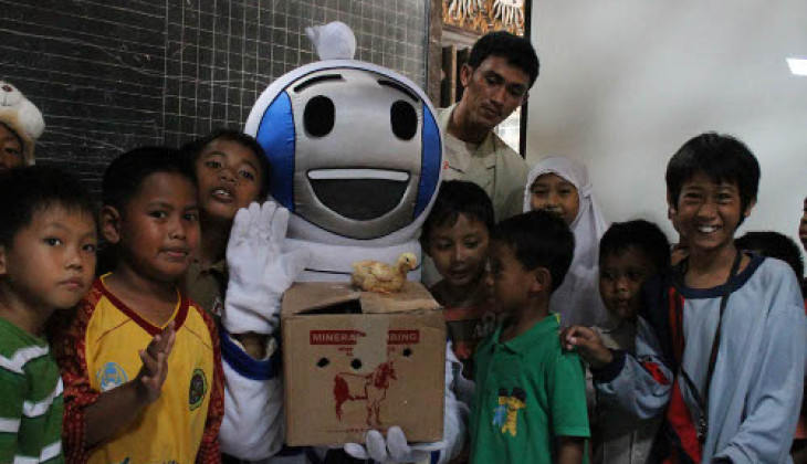 BEM Fakultas Peternakan Berikan 100 Ayam DOC ke Siswa SD