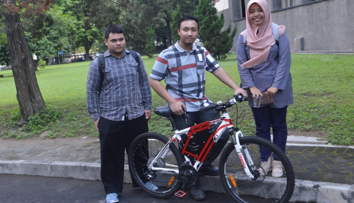 Universitas Gadjah Mada Tompel Sepeda Onthel Dengan