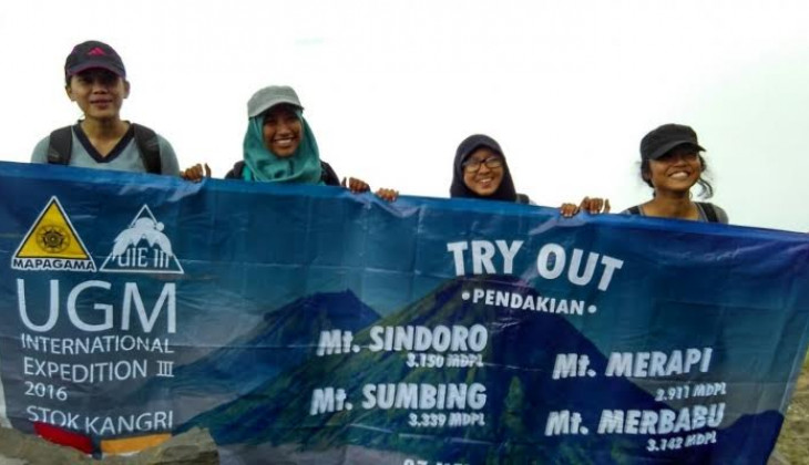 Empat Mahasiswi UGM Berhasil Kibarkan Merah Putih di Himalaya Saat Peringatan HUT KEMRI ke-71