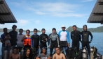 Tim Boelongan UGM dibantu masyrakat lokal melakukan penyelaman untuk penelitian di lokasi shipwreck Boeleongan.