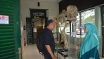 Petugas Museum Biologi UGM, Ida Suryani, tengah memberikan penjelasan tentang koleksi museum kepada salah satu pengunjung.