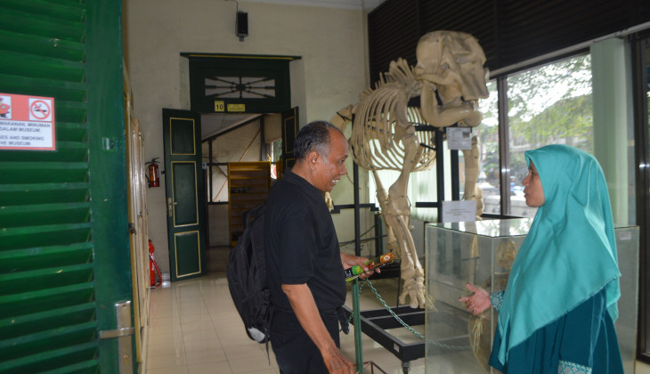 Petugas Museum Biologi UGM, Ida Suryani, tengah memberikan penjelasan tentang koleksi museum kepada salah satu pengunjung.