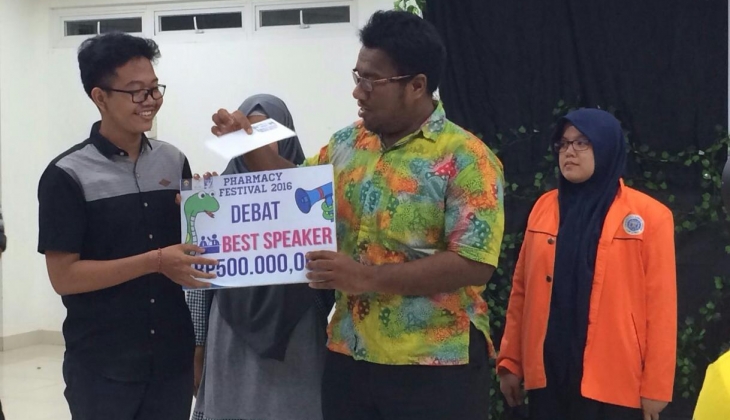 Tim debat Farmasi UGM menyabet juara 3 lomba debat Pharmacy Festival 2016