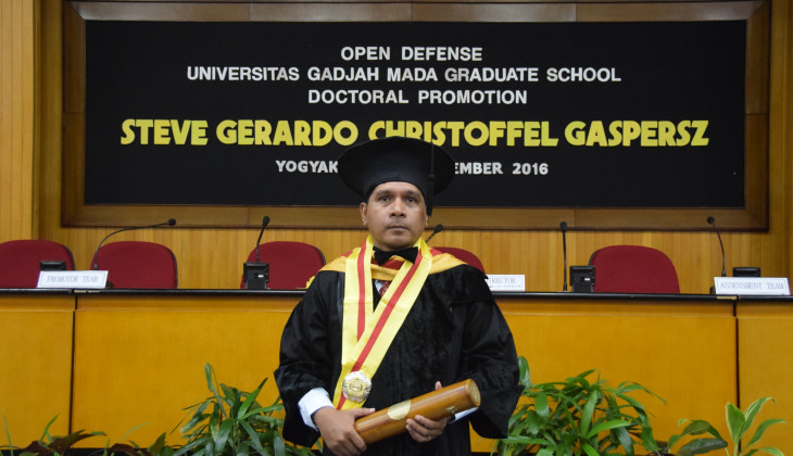 Teliti dinamika agama dan budaya Ambon, Steve Raih Doktor