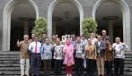 Perwakilan dari UGM dan Kabupaten Konawe Selatan Berfoto Bersama di Balairung UGM