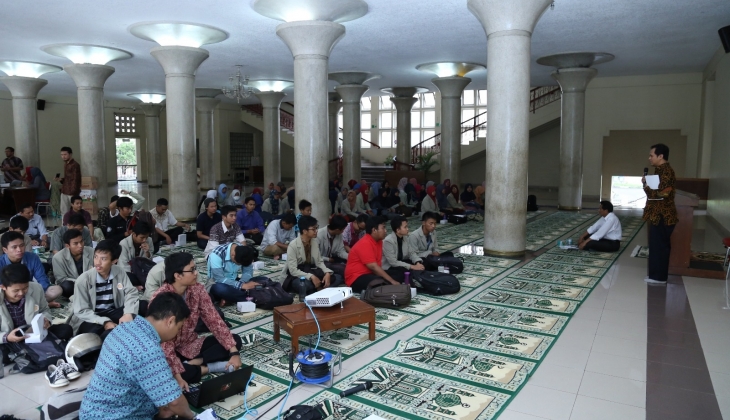RZIS UGM Memberikan Beasiswa Pendidikan