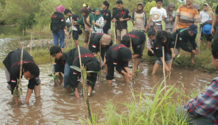Penanaman di Hutan Mangrove Muara Sungai Oya-Opak, Bakti Mahasiswa Fakultas Kehutanan UGM