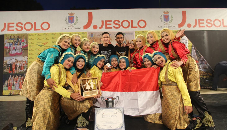 Saka UGM Juara Umum World Cup Of Folklore di Italia