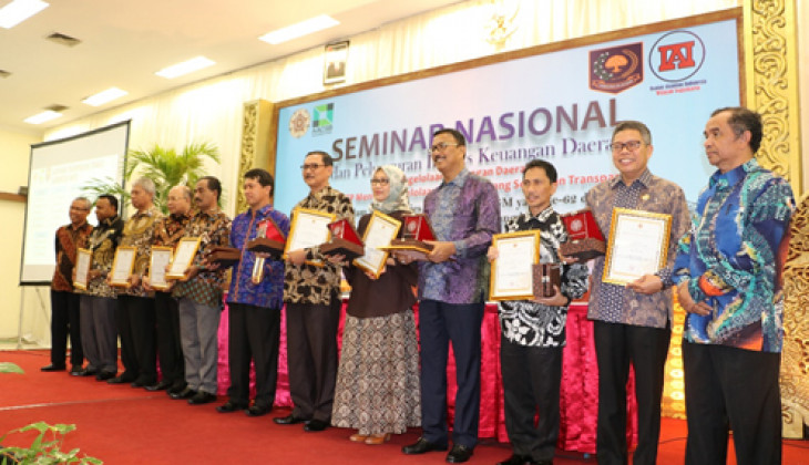 Magister Akuntansi UGM Memberikan Penghargaan kepada Daerah dengan Pengelolaan Keuangan Terbaik
