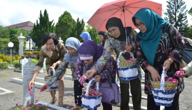 DWP UGM Ziarah ke Makam Pahlawan