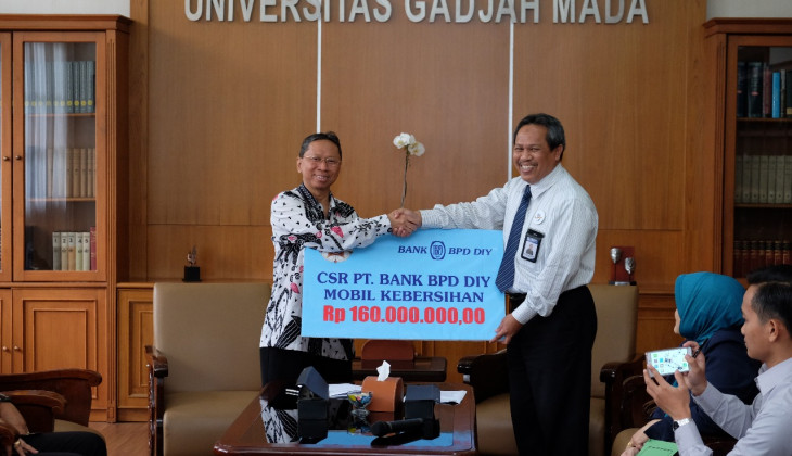 UGM Menerima Bantuan Mobil Kebersihan dari Bank BPD DIY