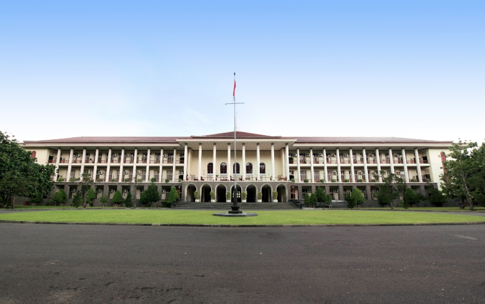 Fachada de la Gadjah Mada University es la mayor y primera universidad estatal de Indonesia.