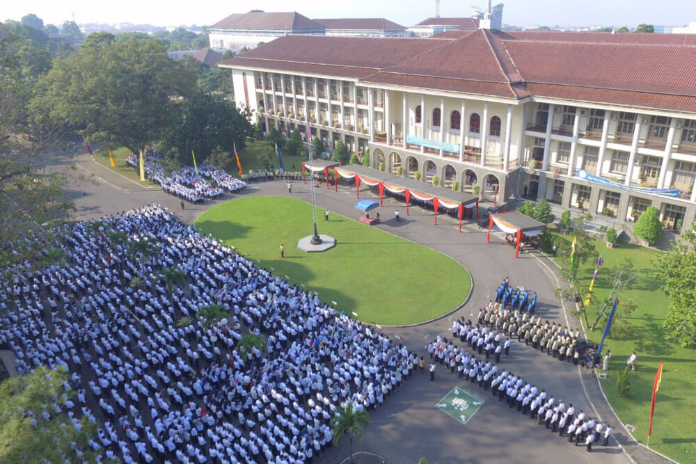 UGM Beri Penghargaan 62 Mahasiswa Berprestasi - Universitas Gadjah Mada