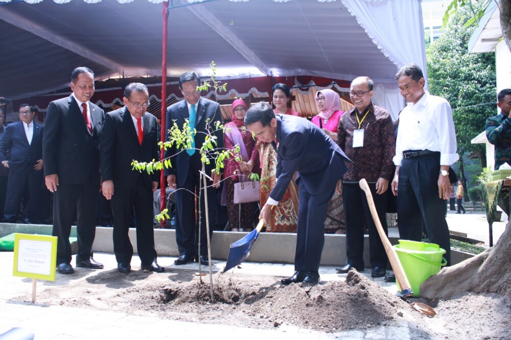 Minister Opens Digital Library MandiriFisipol and Café at UGM