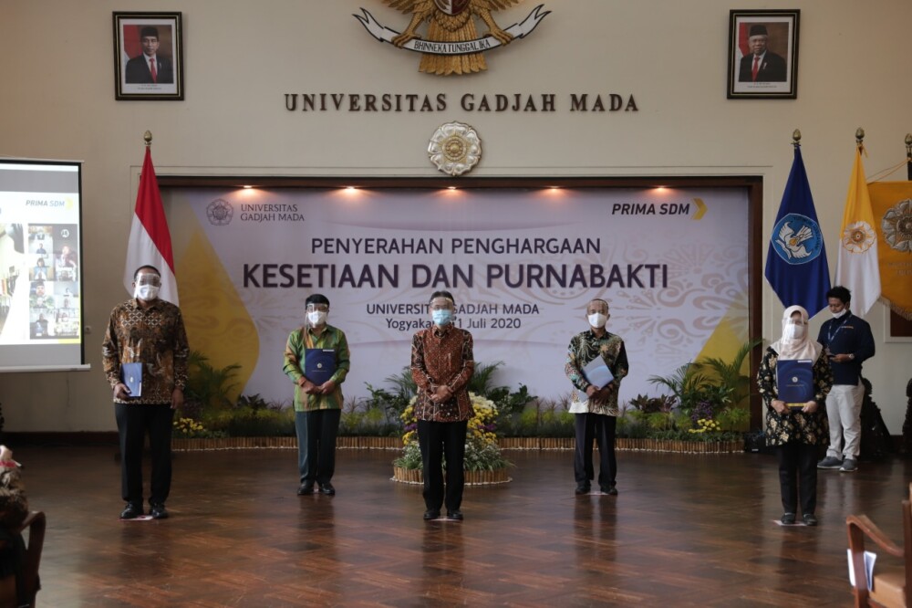 Ugm Beri Penghargaan Purnabakti Dan Kesetiaan Pada Dosen Dan Tenaga 