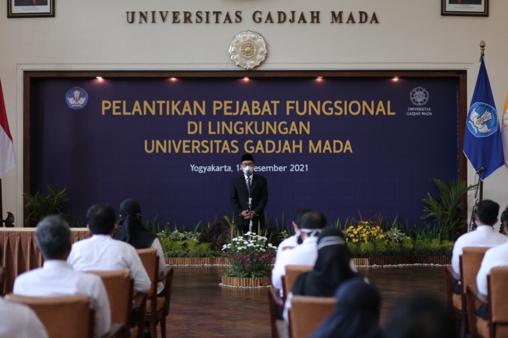 Rektor UGM Lantik 36 Pejabat Fungsional - Universitas Gadjah Mada