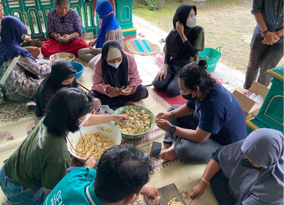 Tim Mahasiswa UGM Kembangkan Produk Olahan Salak Pondoh - Universitas ...