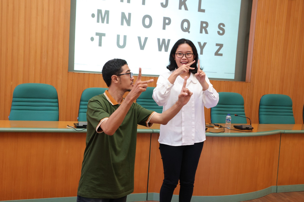 Tingkatkan Inklusivitas Layanan, UGM Inisiasi Pelatihan Bahasa Isyarat ...