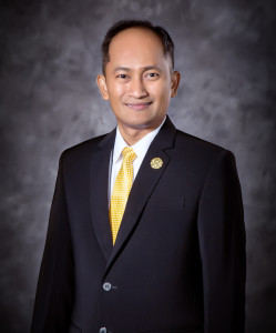 Foto Wakil Rektor Bidang Perencanaan Aset dan Sistem Informasi mengenakan setelan jas