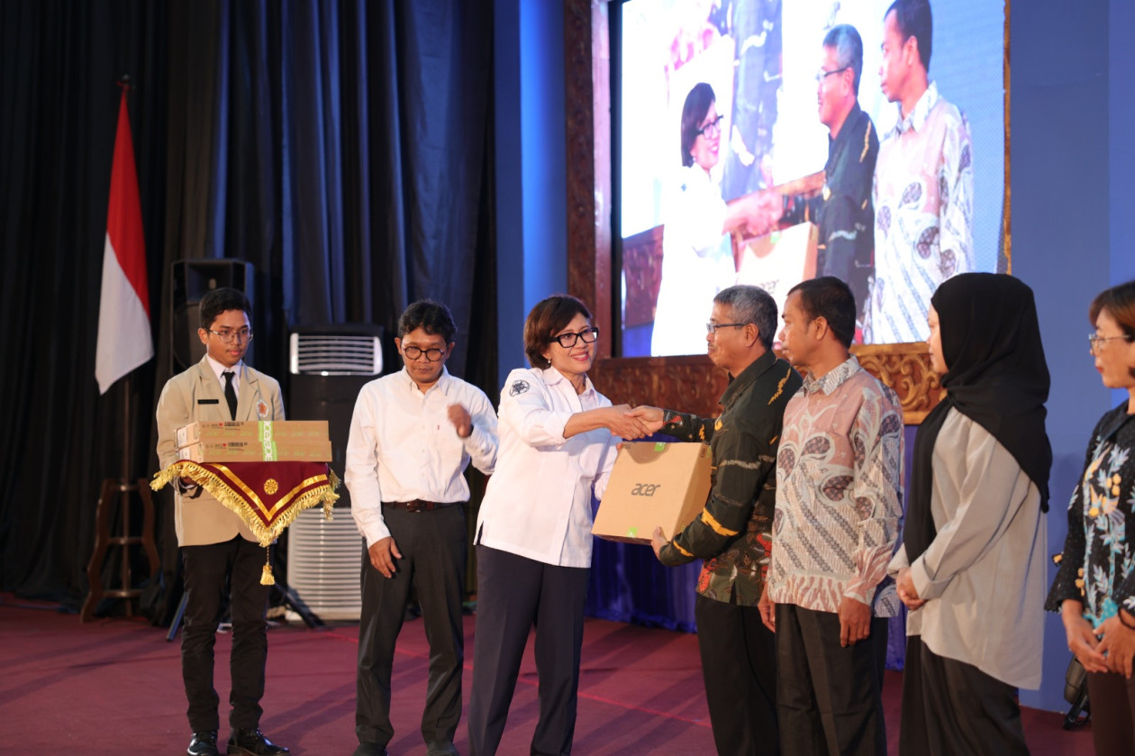 UGM Rector Provides Laptop Assistance to New Students From ...