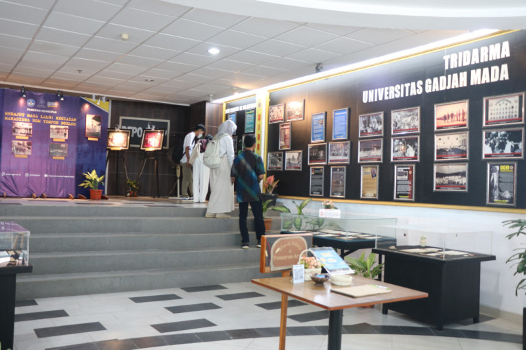 Kantor Kearsipan sedang menyelenggarakan pameran kegiatan kemahasiswaan UGM bertajuk Tempo Dolo