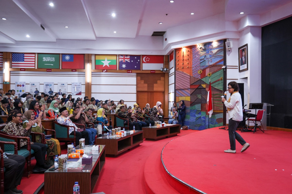 Rector Ova Emilia Attends UGM Alumni Gathering in West Java ...