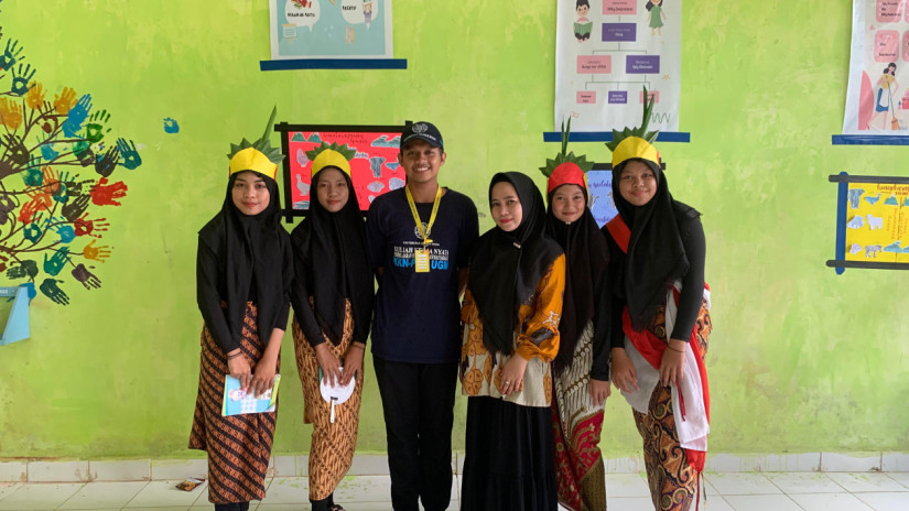 Mahasiswa KKN UGM Mengajarkan Tarian Tradisional Nusantara ke Anak-anak Konawe Selatan
