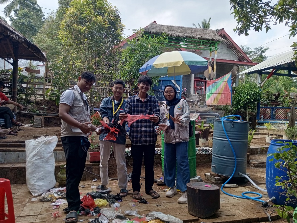 Tim KKN PPM UGM Bikin Alat Paving Block Ramah Lingkungan - Universitas ...