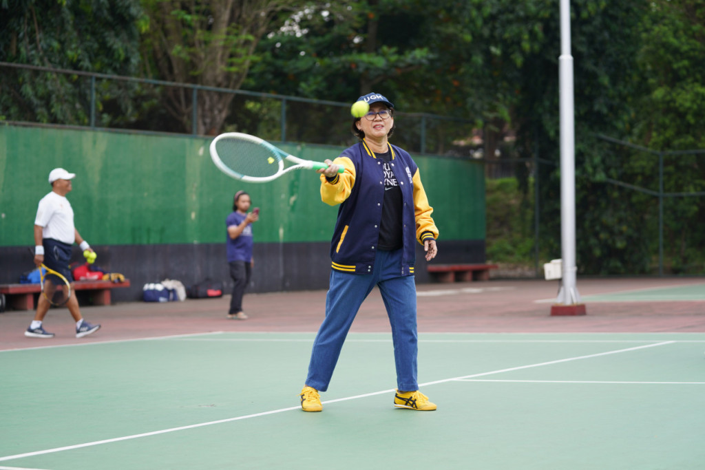 ova emilia playing tennis