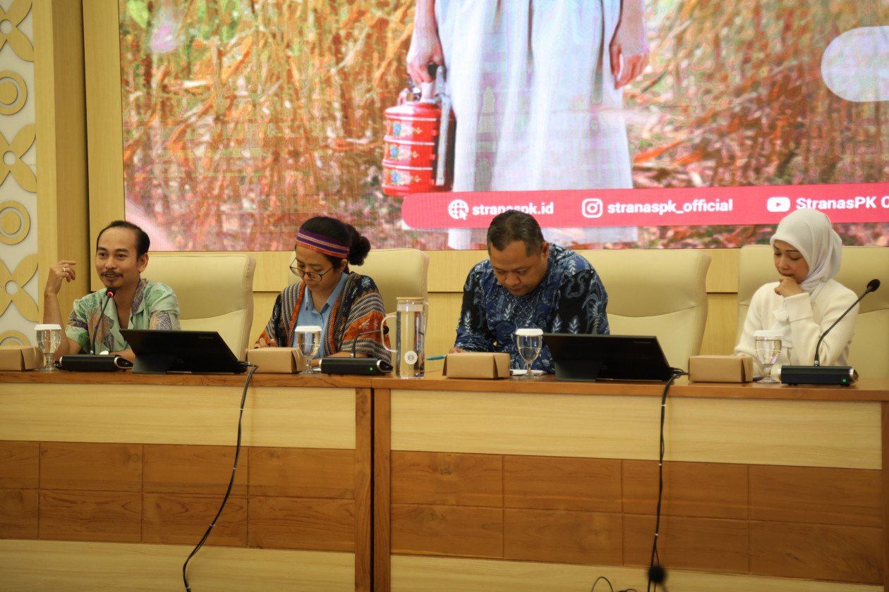 Garin Nugroho’s new film, “Nyanyi Sunyi dalam Rantang,” premieres at UGM, highlighting real cases of legal injustice and power imbalances in Indonesia.