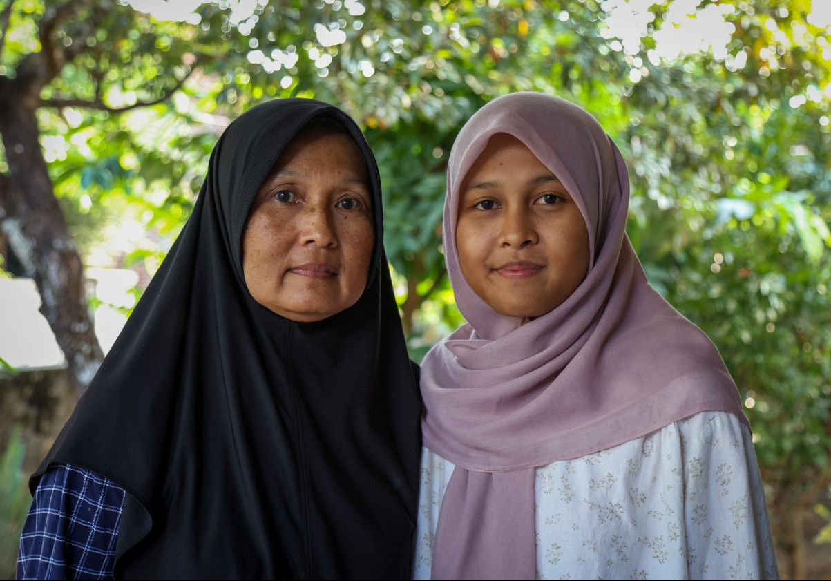 Varen Syifa Maudina, daughter of a school canteen vendor, earns a full scholarship at UGM through perseverance, self-study, and her mother’s devotion.