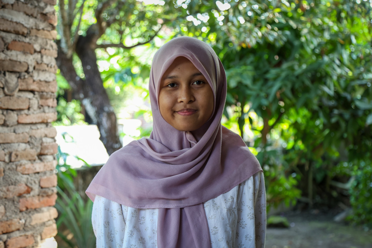 Varen Syifa Maudina, daughter of a school canteen vendor, earns a full scholarship at UGM through perseverance, self-study, and her mother’s devotion.