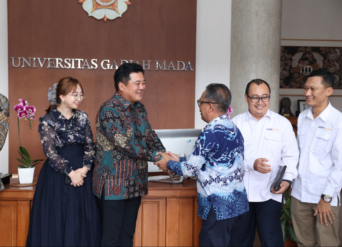UGM and Yayasan Daesang Peduli Indonesia sign an MoU to provide scholarships for outstanding students, fostering human resource development and community welfare.