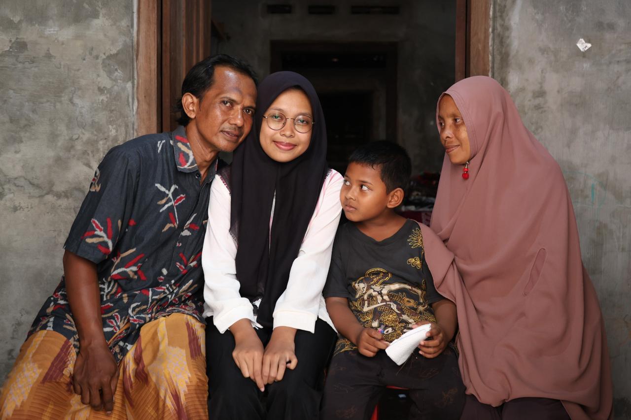 Putri Khasanah, daughter of a street vendor, was admitted to UGM with a full tuition waiver. Her inspiring story proves that perseverance pays off.