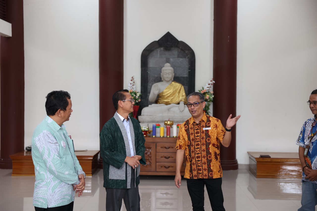 Director General for Buddhist Affairs visits UGM vihara, highlights importance of spiritual spaces and encourages students to uphold Buddhist traditions.