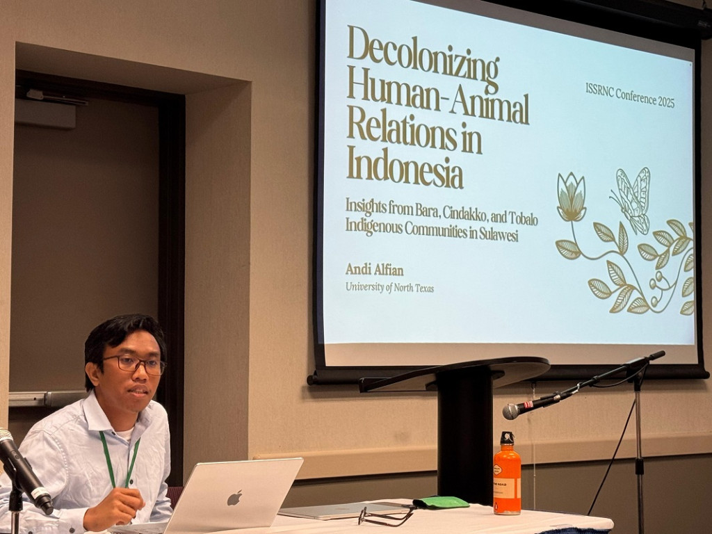 UGM alumnus presenting Indigenous relations