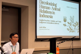 UGM alumnus presenting Indigenous relations