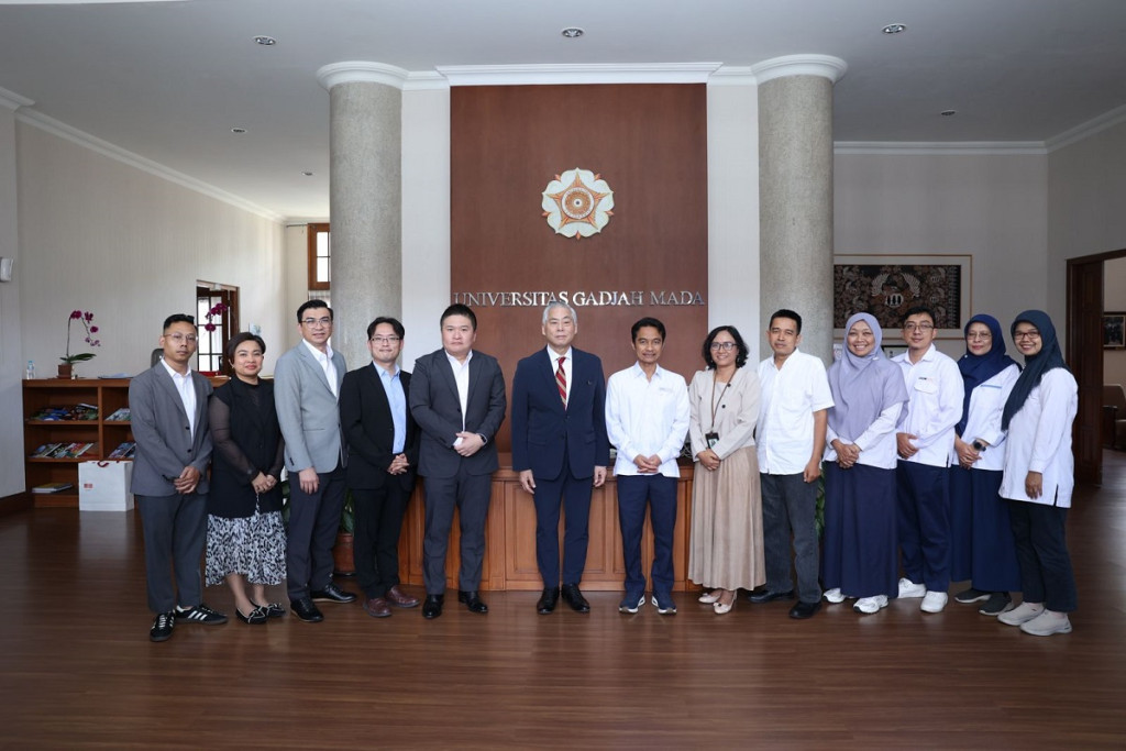 Uniqlo with UGM