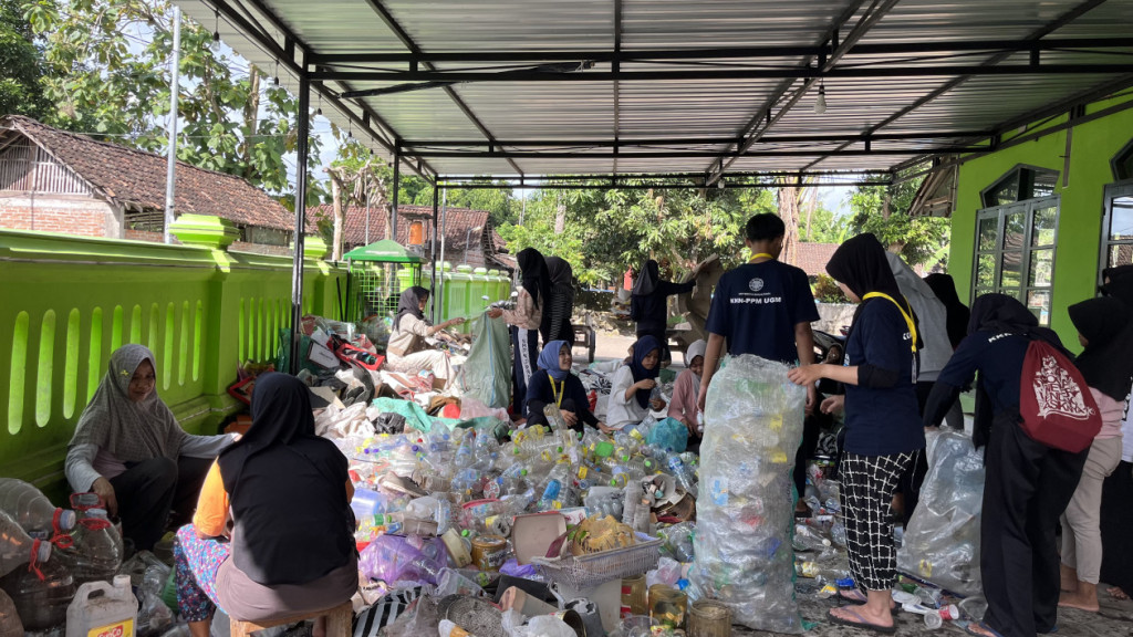 ugm waste sorting team in Bantul