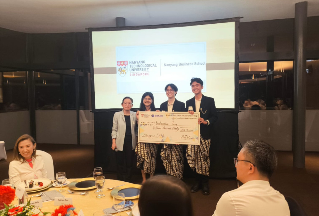 UGM students win insurance innovation in Singapore